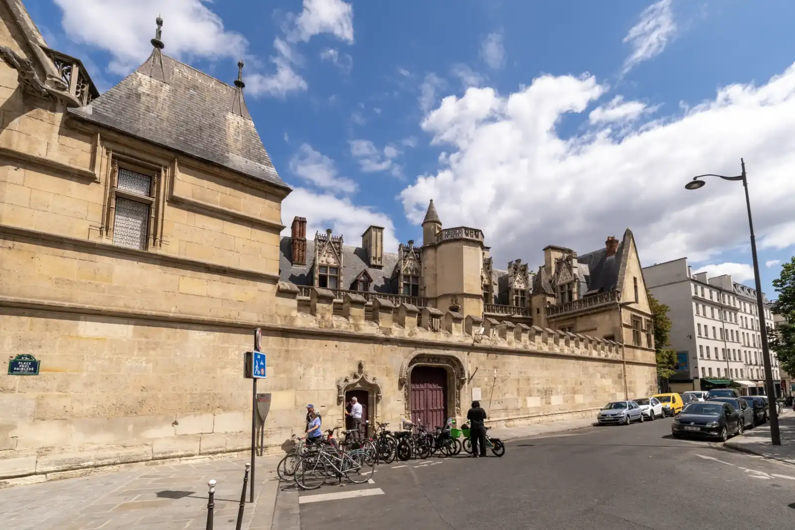 Vue extérieure de la majestueuse façade gothique et médiévale du musée de Cluny à Paris.