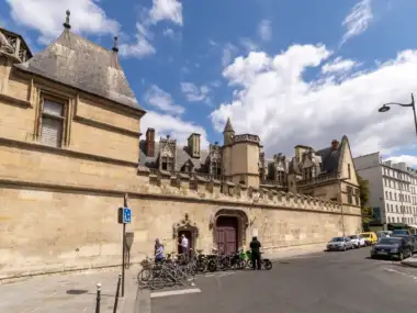 Vue extérieure de la majestueuse façade gothique et médiévale du musée de Cluny à Paris.