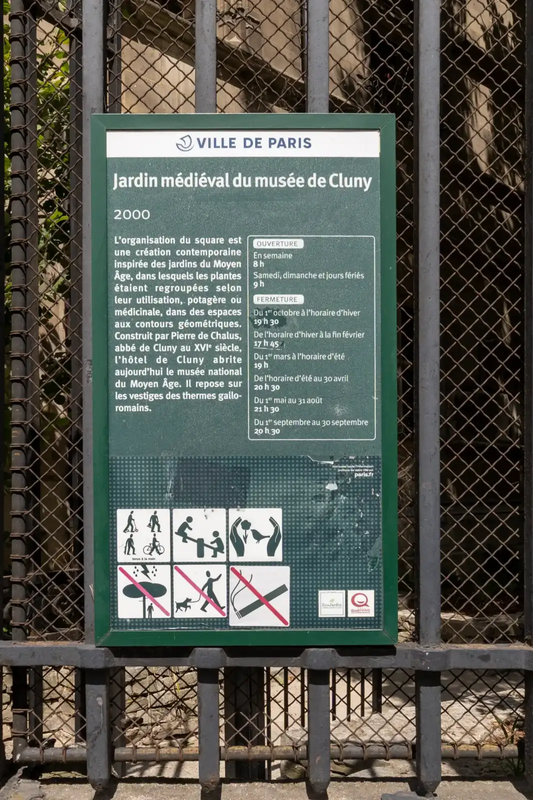Un panneau vert informatif sur le jardin médiéval du musée de Cluny à Paris.