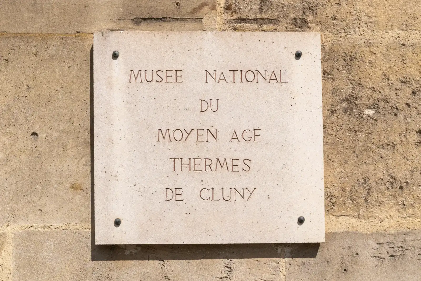 Une plaque en pierre indique le Musée national du Moyen Âge à Paris.