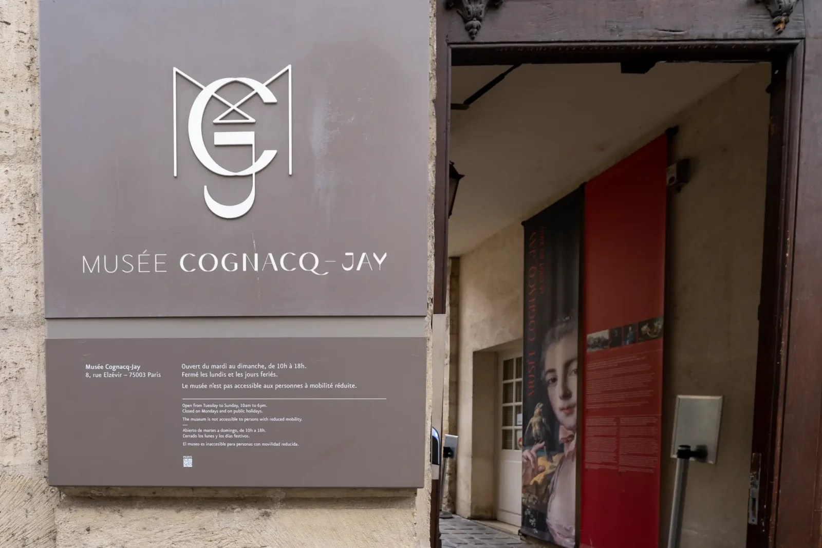 Panneau gris avec logo et informations devant l'entrée du musée Cognacq-Jay à Paris.