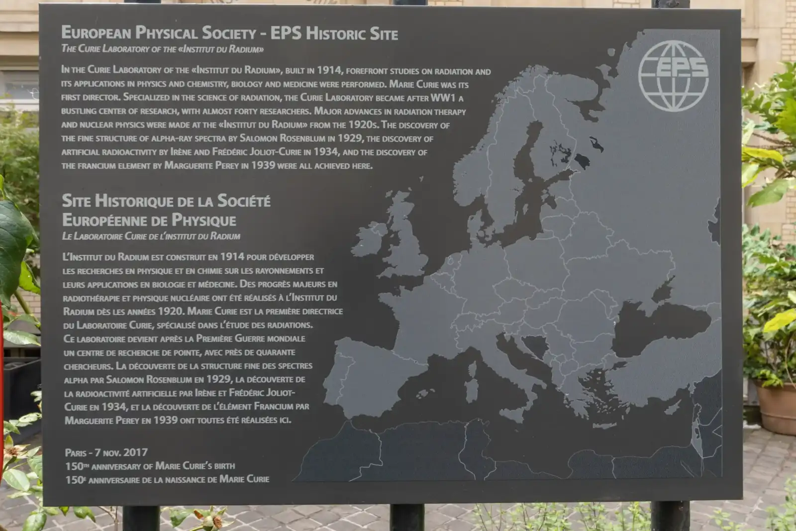 Panneau commémoratif bilingue affichant l'histoire du Musée Curie avec une carte de l'Europe.