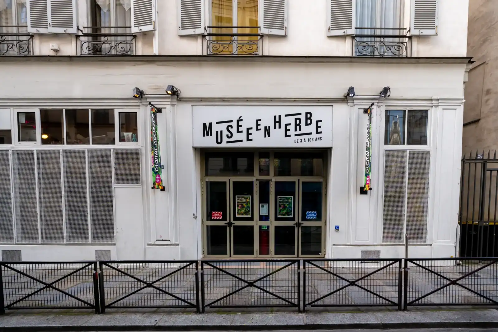 La façade blanche du Musée en Herbe à Paris avec sa signalétique distinctive.