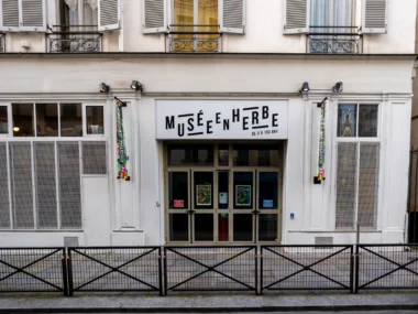 La façade blanche du Musée en Herbe à Paris avec sa signalétique distinctive.