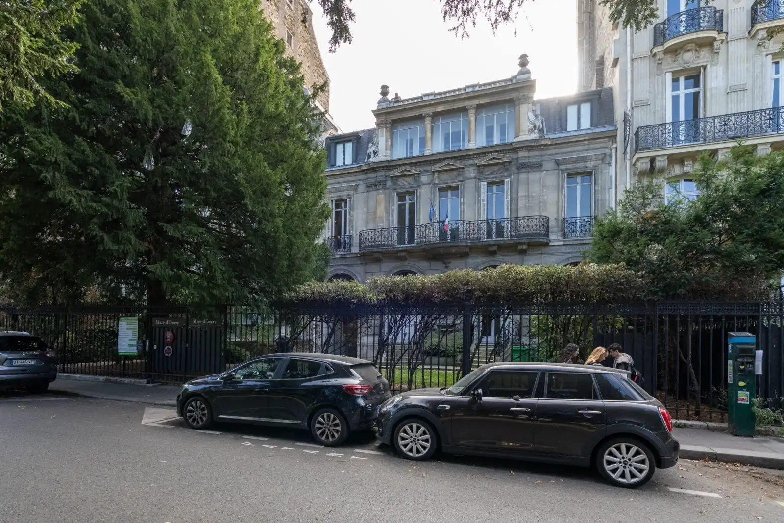 La façade classique du musée d Ennery est bordée par des arbres et des voitures garées.