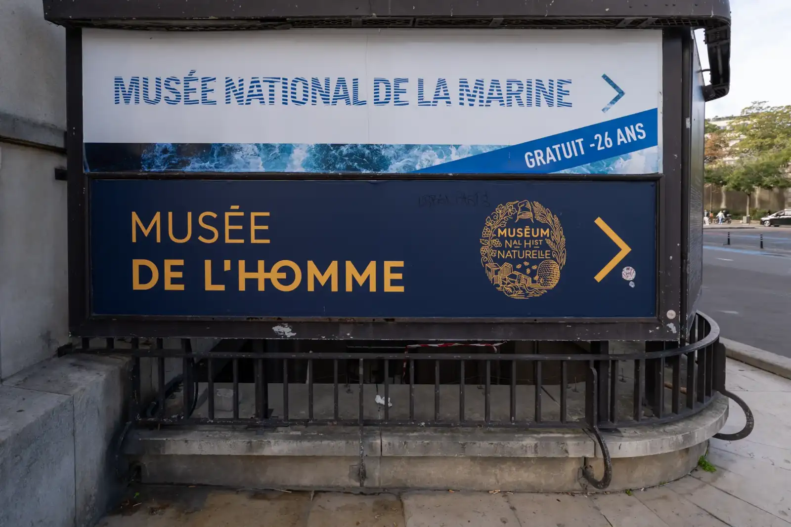 Panneau de signalisation du Musée de l'Homme et de la Marine à Paris.