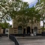 Vue extérieure du musée de la Libération de Paris entouré d arbres verdoyants.
