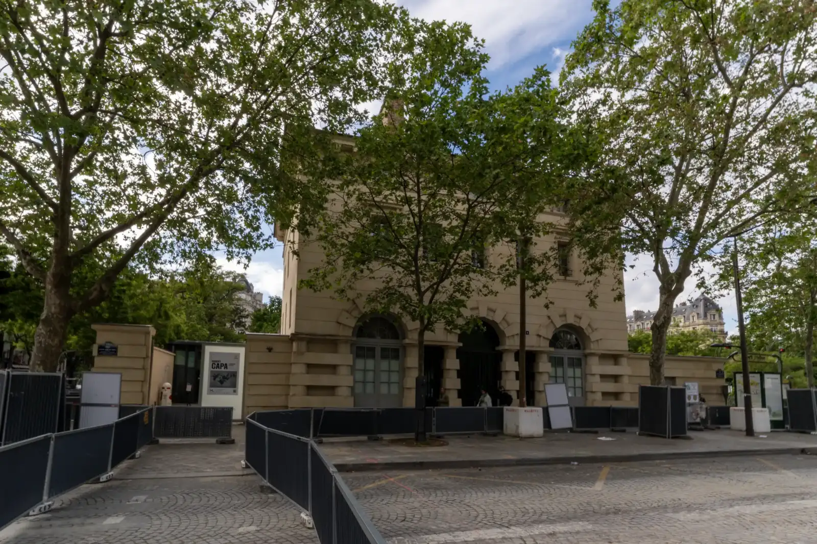 Vue extérieure du musée de la Libération de Paris entouré d arbres verdoyants.
