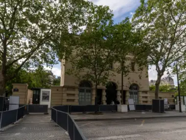 Vue extérieure du musée de la Libération de Paris entouré d arbres verdoyants.