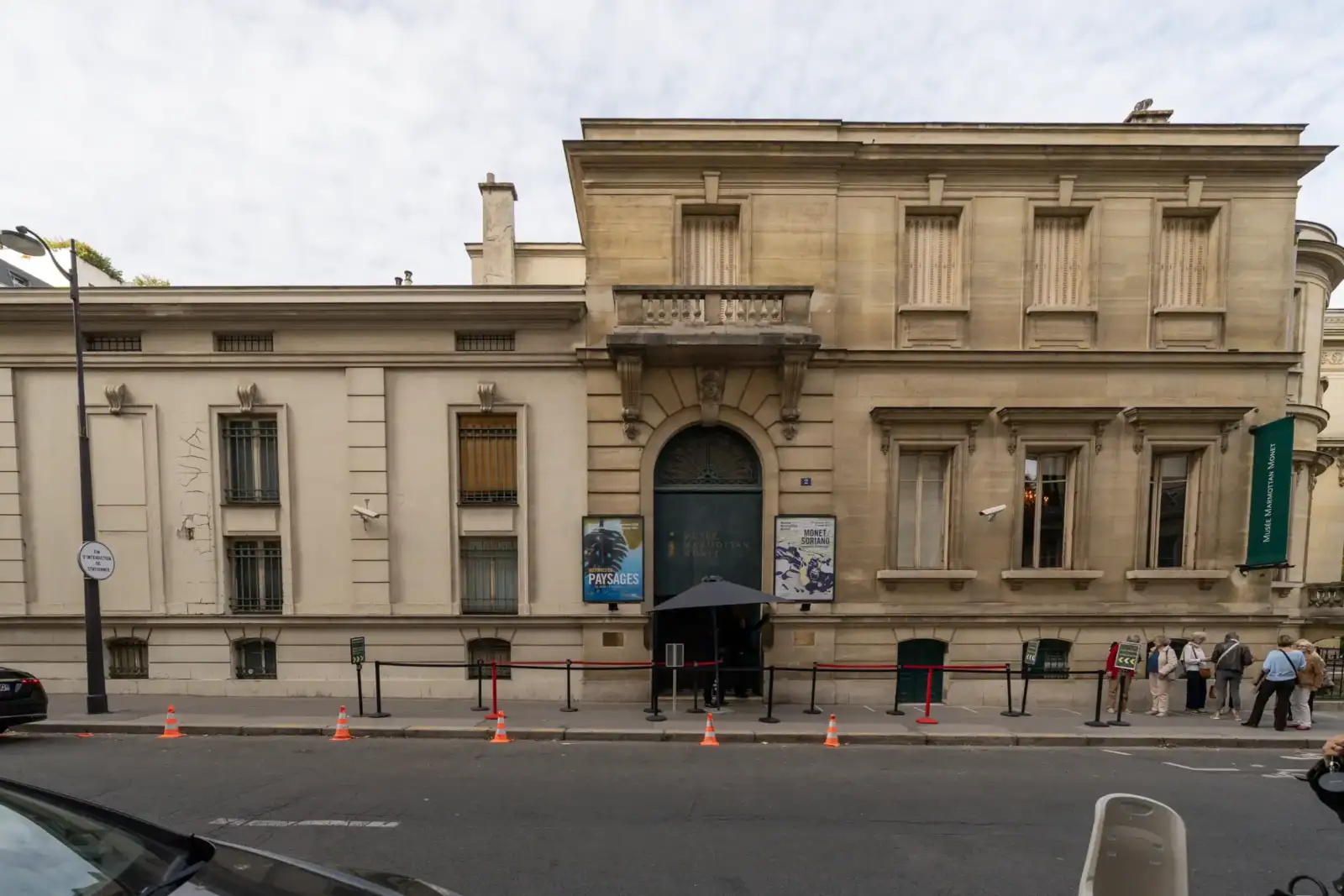 Façade élégante du musée Marmottan Monet à Paris avec des visiteurs devant l'entrée principale.