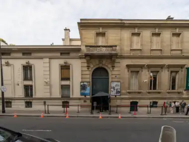 Façade élégante du musée Marmottan Monet à Paris avec des visiteurs devant l'entrée principale.