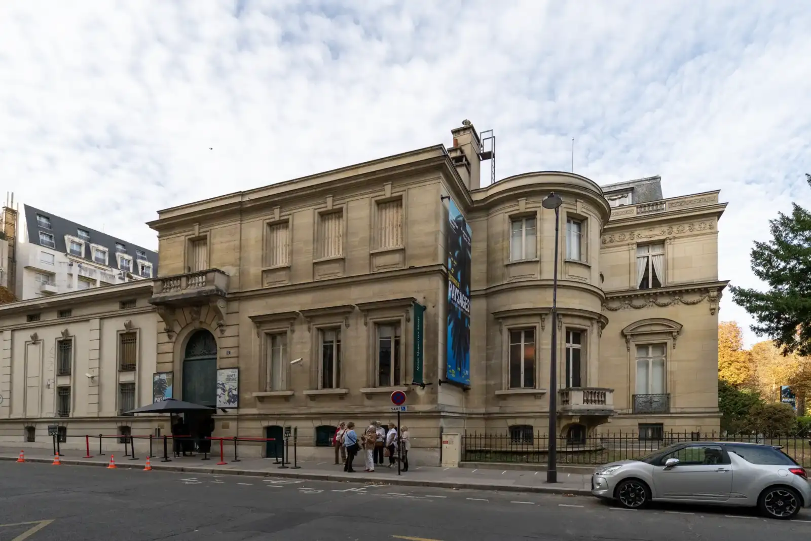 Vue extérieure du Musée Marmottan Monet à Paris avec sa façade classique et lumineuse.