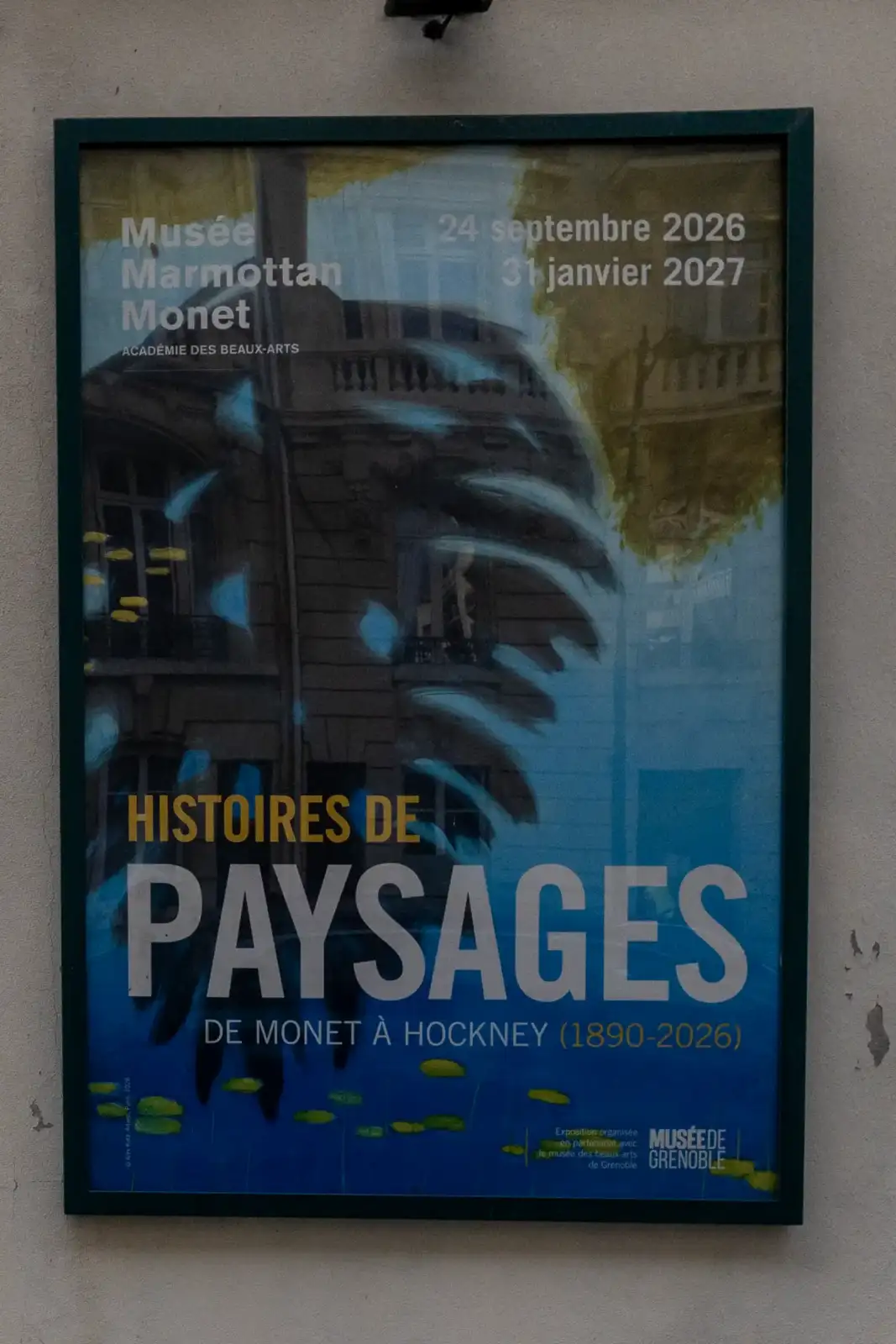 Une affiche encadrée annonçant une exposition artistique sur le paysage au Musée Marmottan Monet.