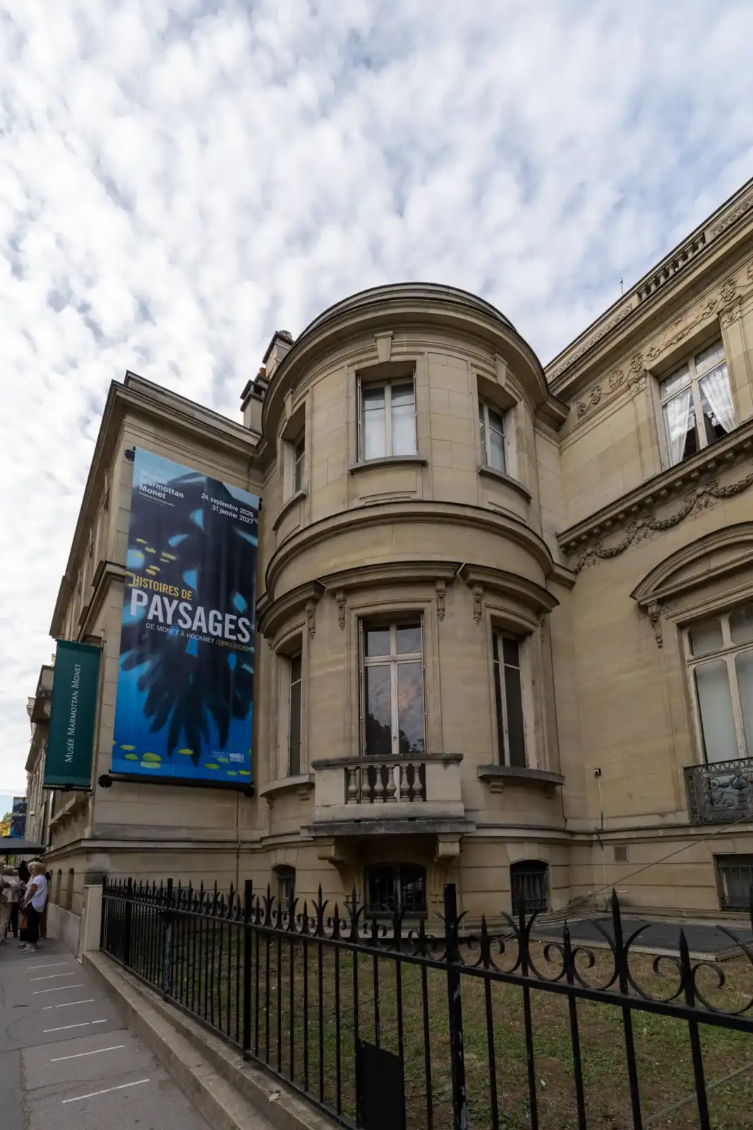 Façade en pierre du musée Marmottan Monet à Paris avec une grande affiche d exposition.