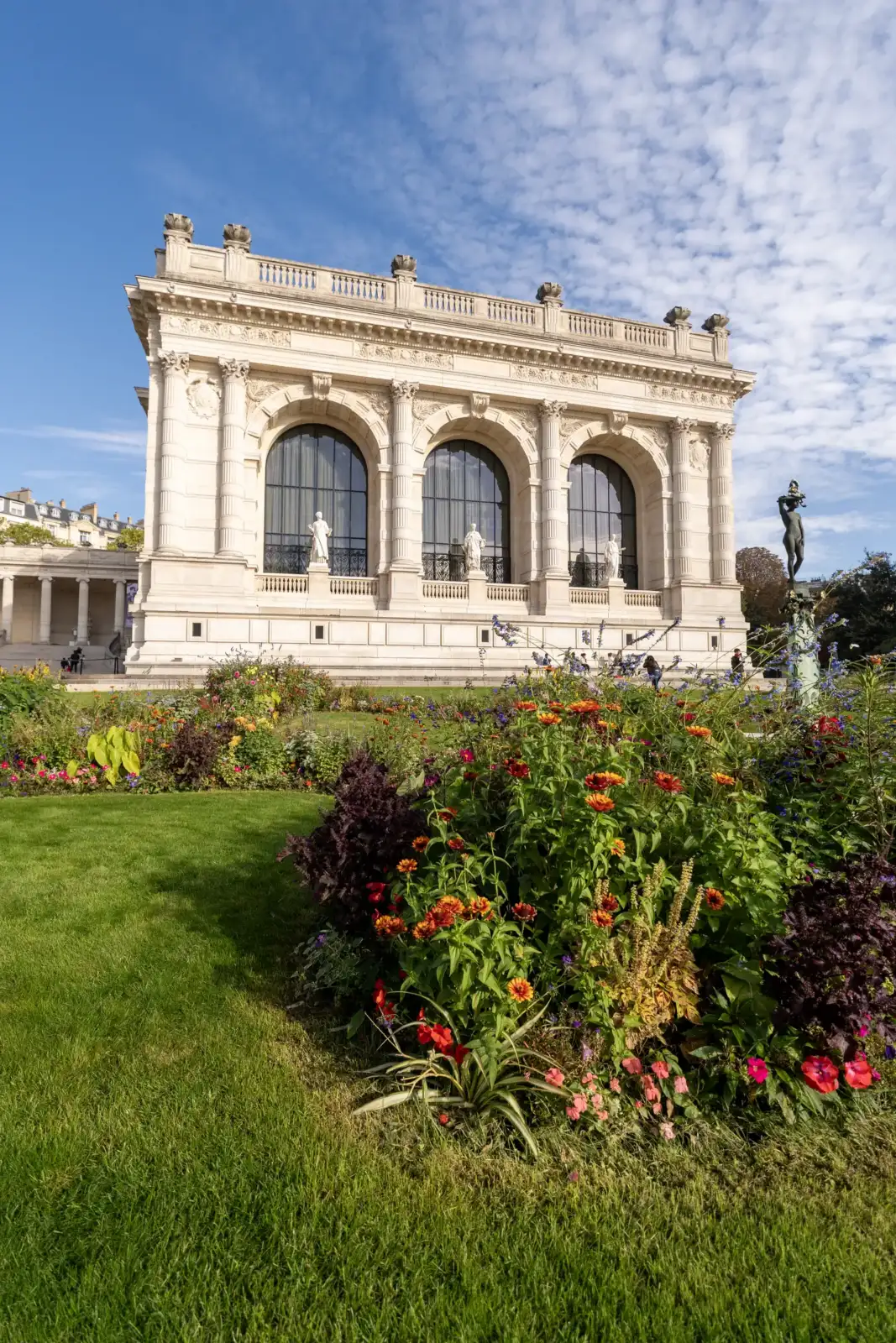 La splendide façade sculptée du palais Galliera domine un magnifique jardin fleuri parisien.