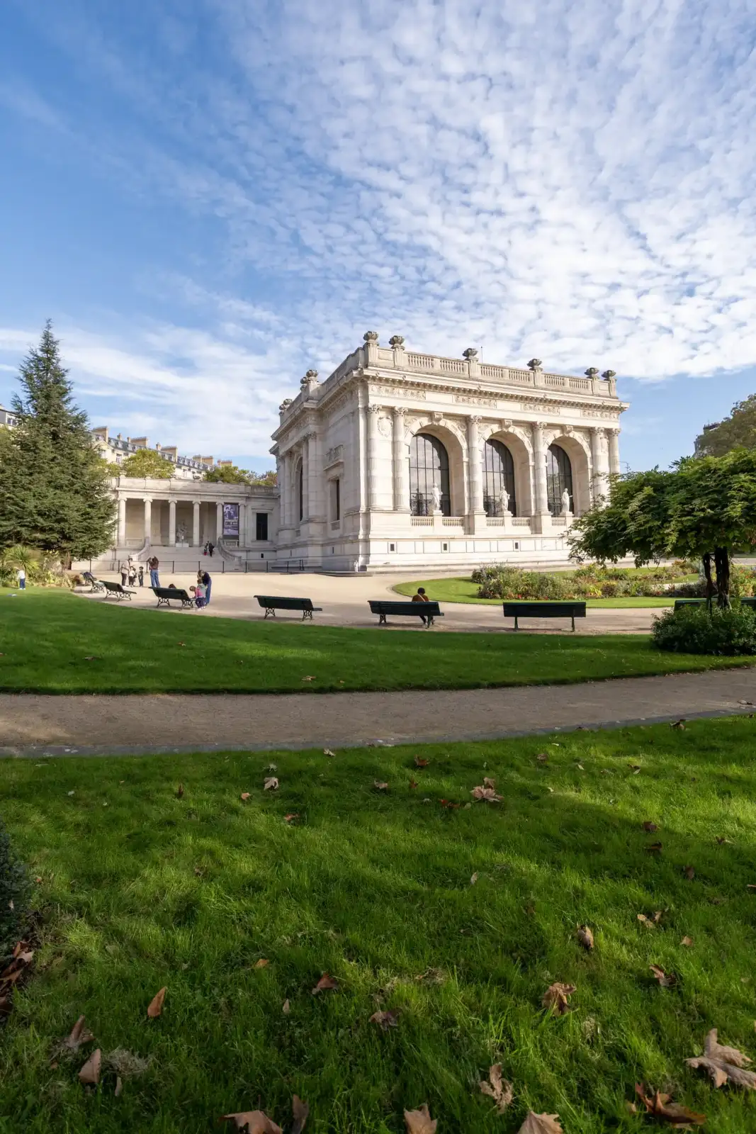 La façade sculptée et élégante du Palais Galliera se dresse devant un ciel nuageux.