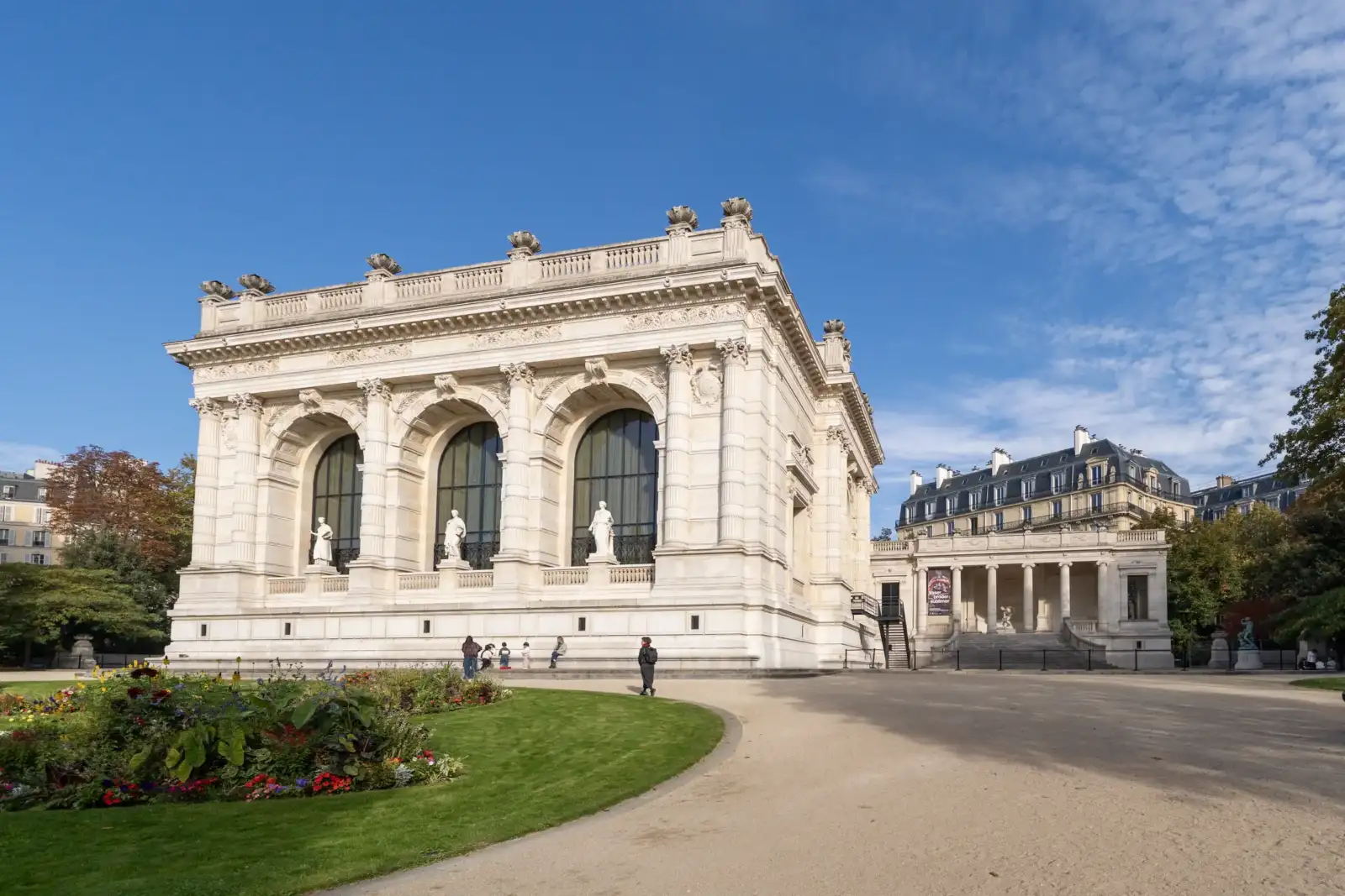 Vue extérieure de la magnifique façade du Palais Galliera sous un ciel bleu nuageux.