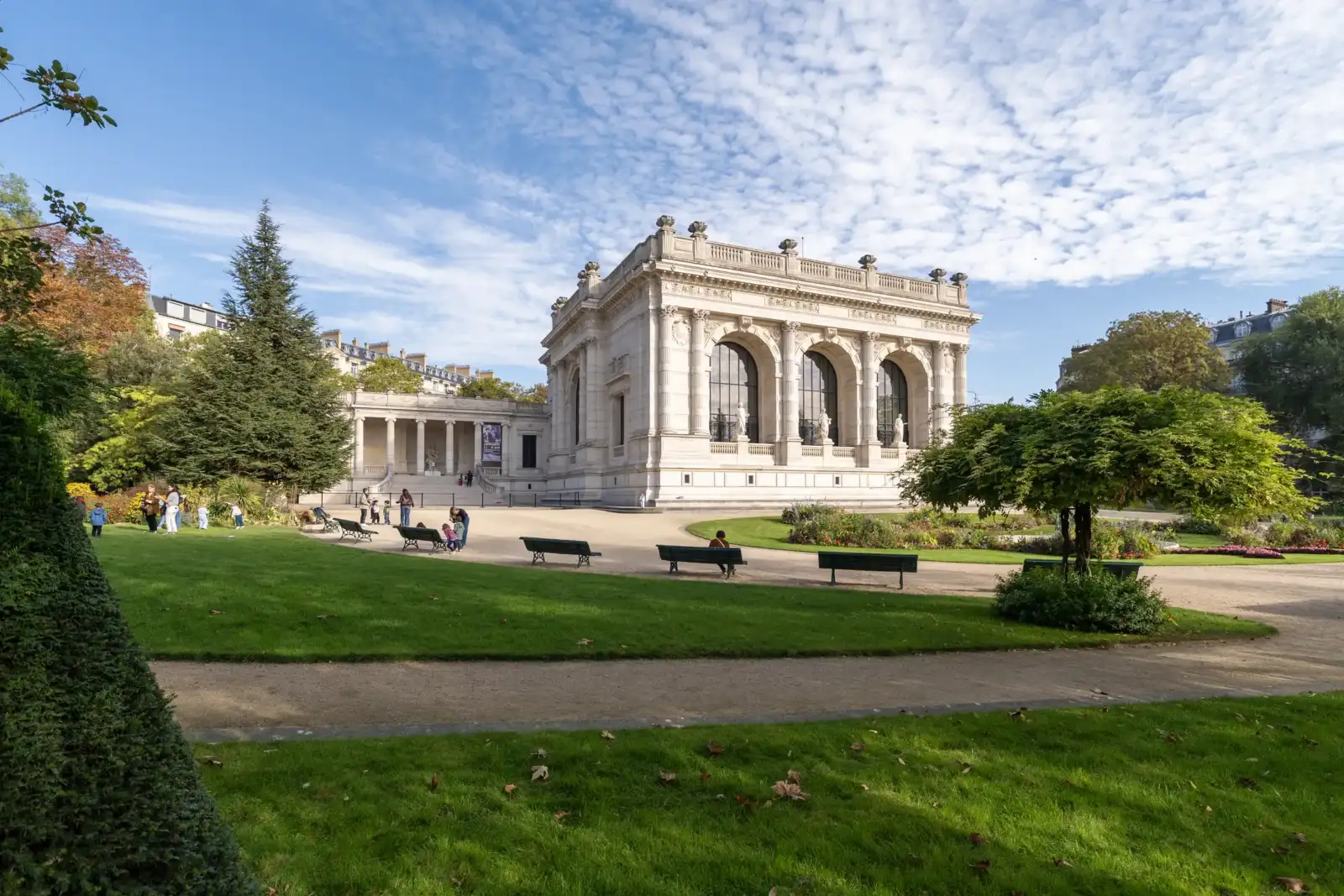 Vue extérieure de la magnifique façade du Palais Galliera entourée de verdure.