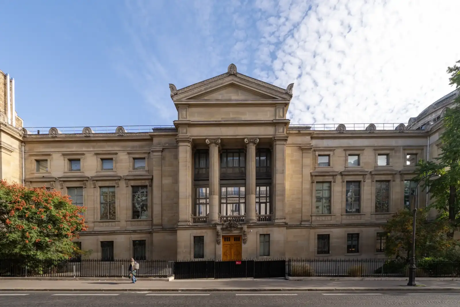 La façade classique en pierre beige du musée Guimet sous un beau ciel bleu.