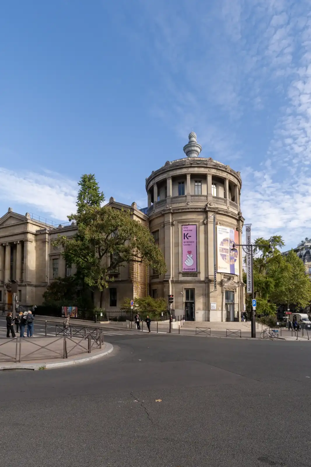 Vue extérieure de la magnifique façade du musée Guimet sous un beau ciel bleu.