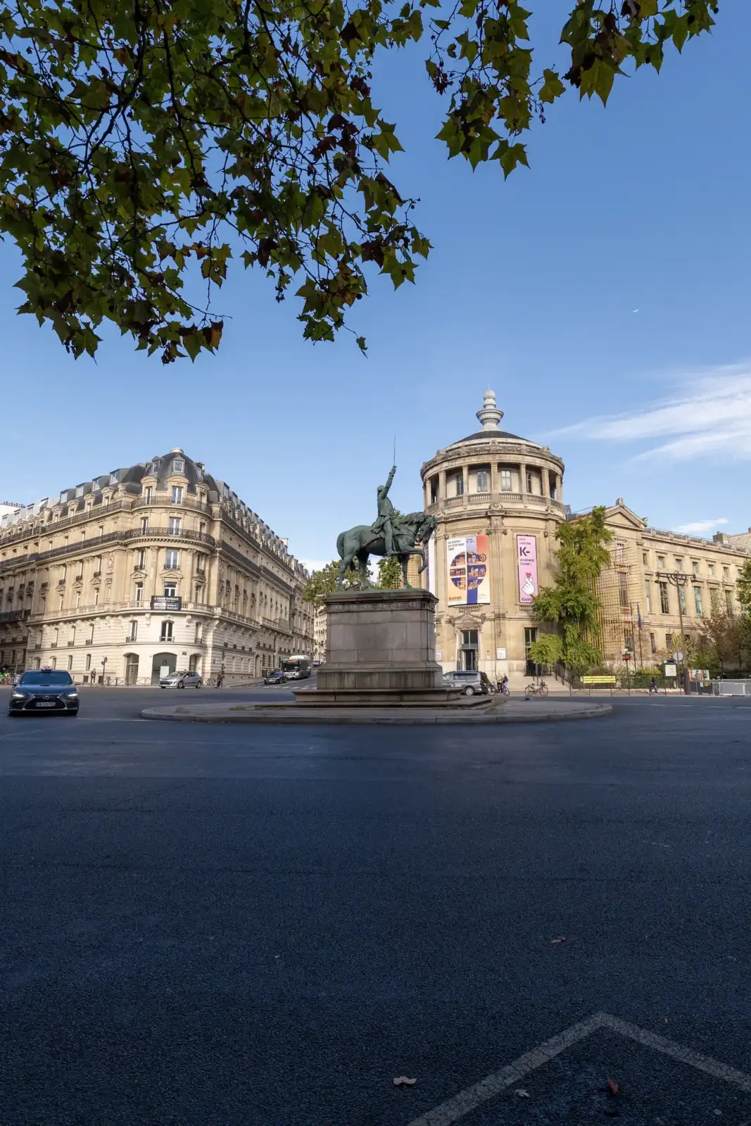 Vue en contre-plongée de la statue équestre et le musée Guimet à Paris.