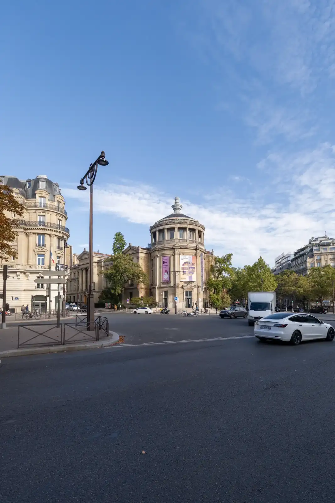 Vue de rue du musée national des arts asiatiques Guimet à Paris avec circulation.