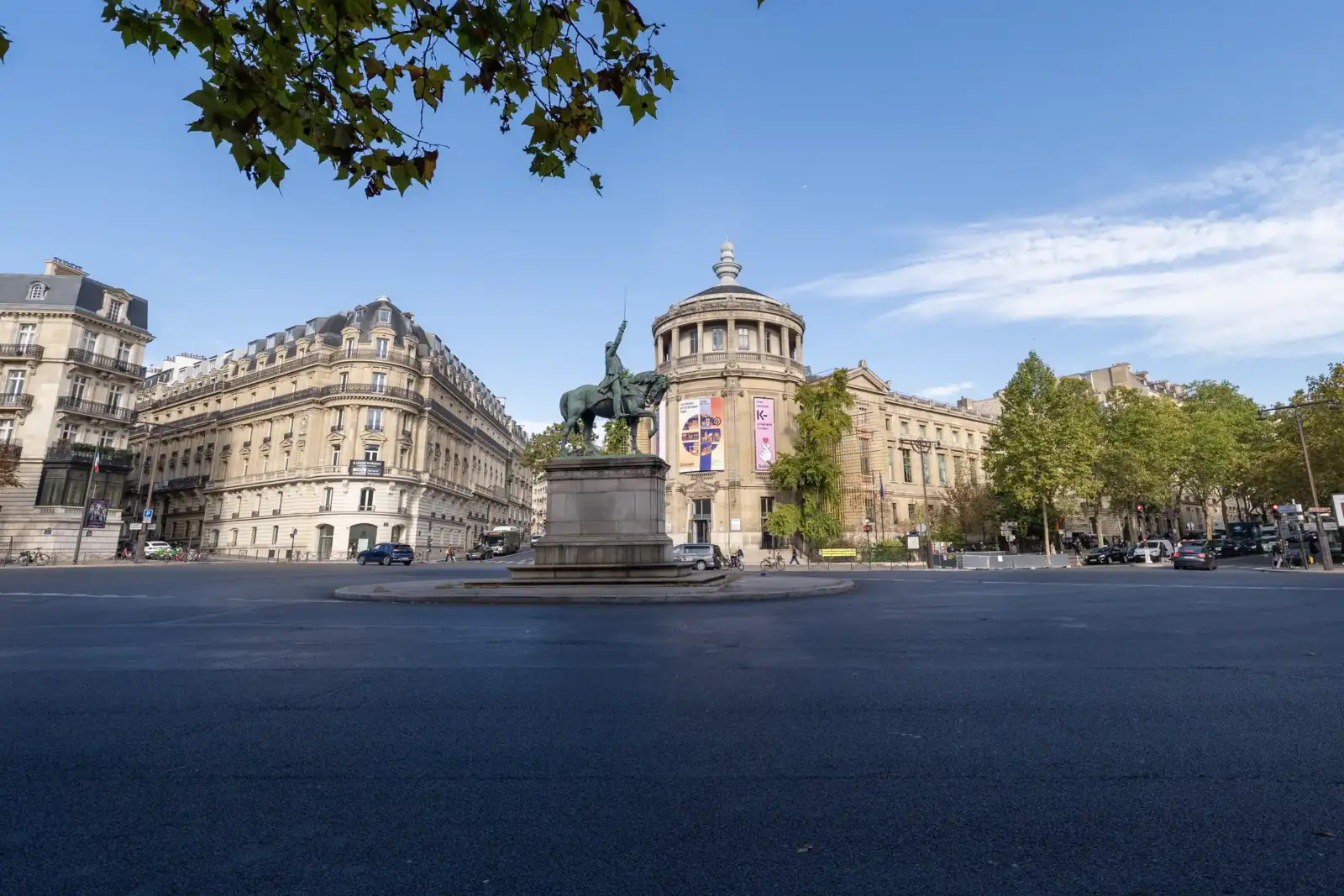 Vue en contre-plongée de la place du musée Guimet et sa statue équestre.