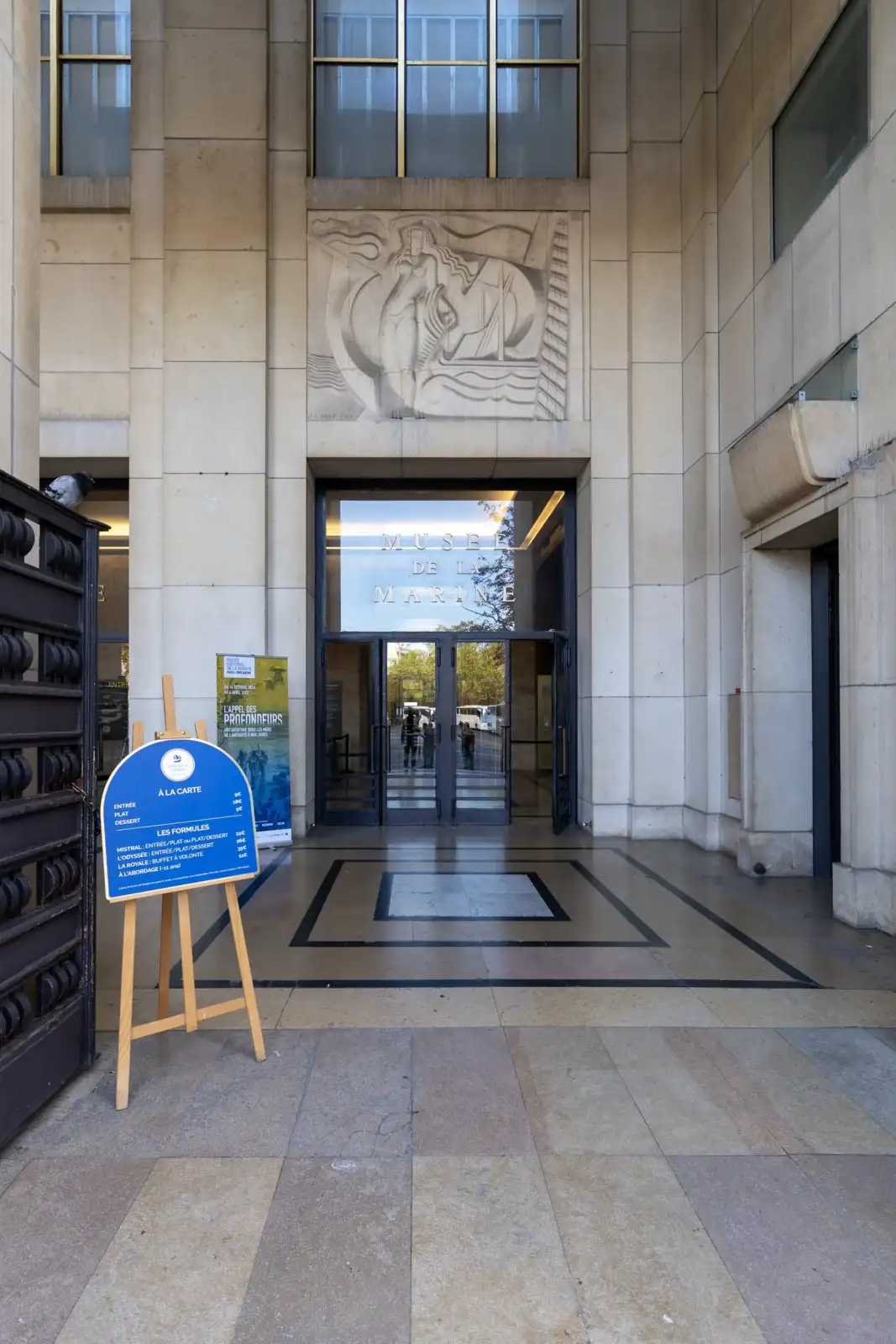 La façade imposante du Musée National de la Marine à Paris présente un bas-relief sculpté.