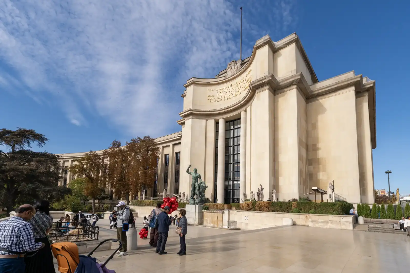 Façade classique du musée national de la Marine à Paris sous un ciel bleu.