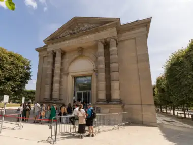 Une file de visiteurs attend devant la façade néoclassique du musée de l'Orangerie.