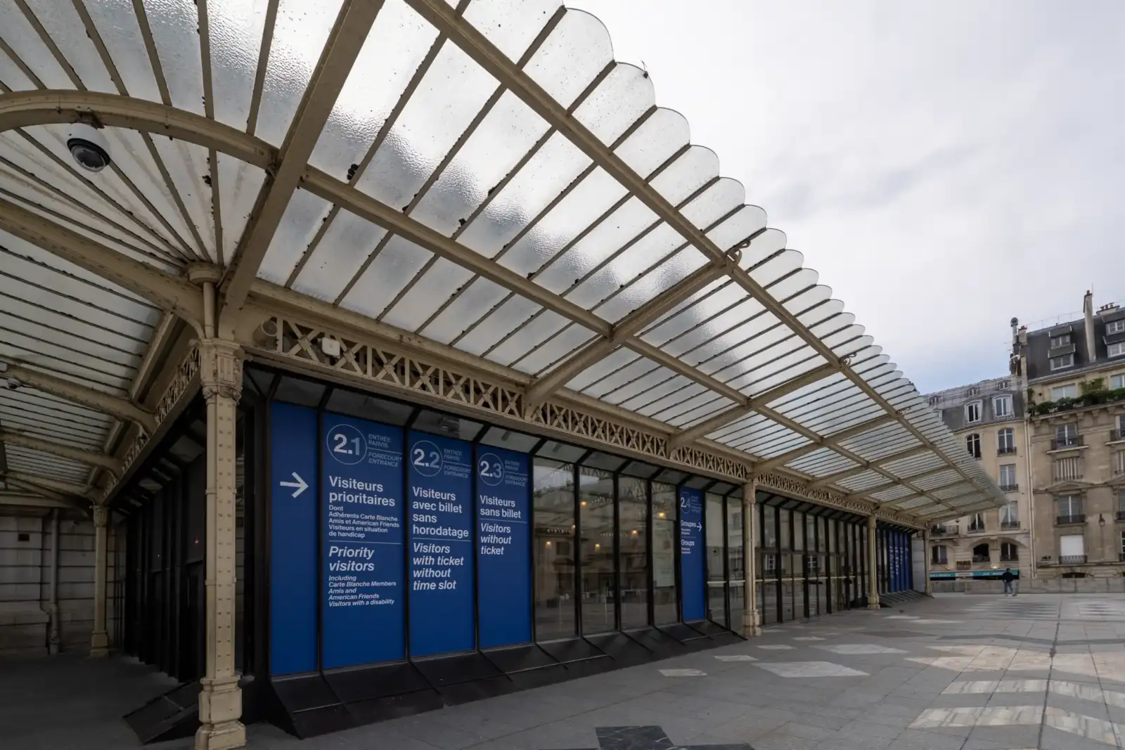 La façade vitrée et la structure métallique du musée d'Orsay sous un ciel couvert.