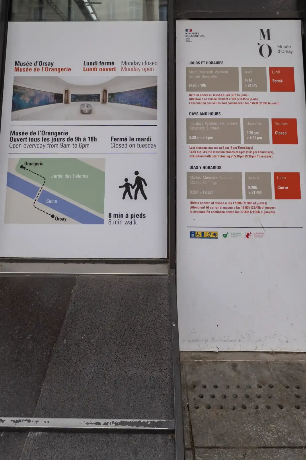 Panneaux informatifs blancs affichant les horaires et plans du Musée d Orsay et l Orangerie.