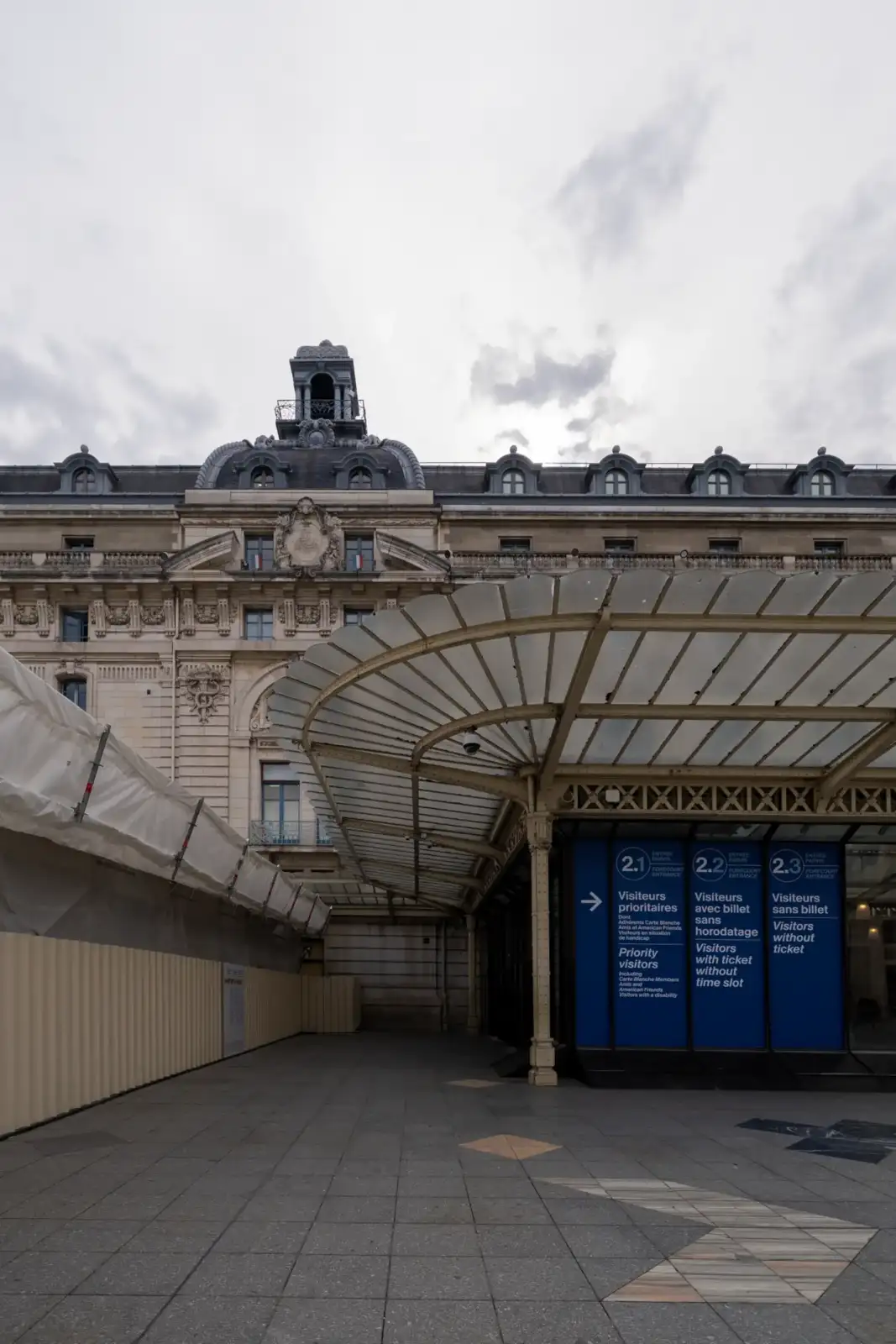 Vue extérieure de la splendide façade du Musée d'Orsay à Paris sous un ciel nuageux.