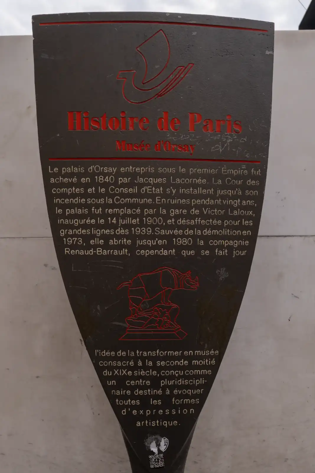 Un panneau gris foncé Histoire de Paris détaille l'historique du musée d'Orsay.