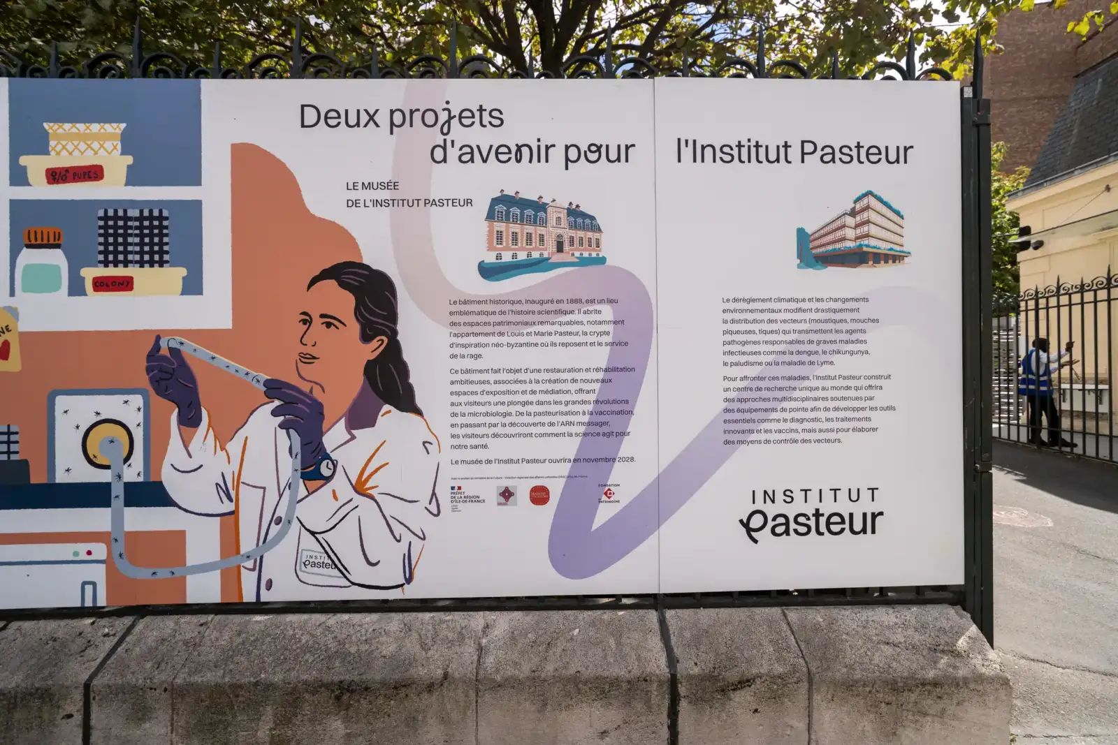 Un grand panneau d'affichage informatif présente les projets de rénovation du musée Pasteur.