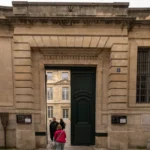 Une grande porte verte ouvre sur la cour intérieure du musée Picasso à Paris.