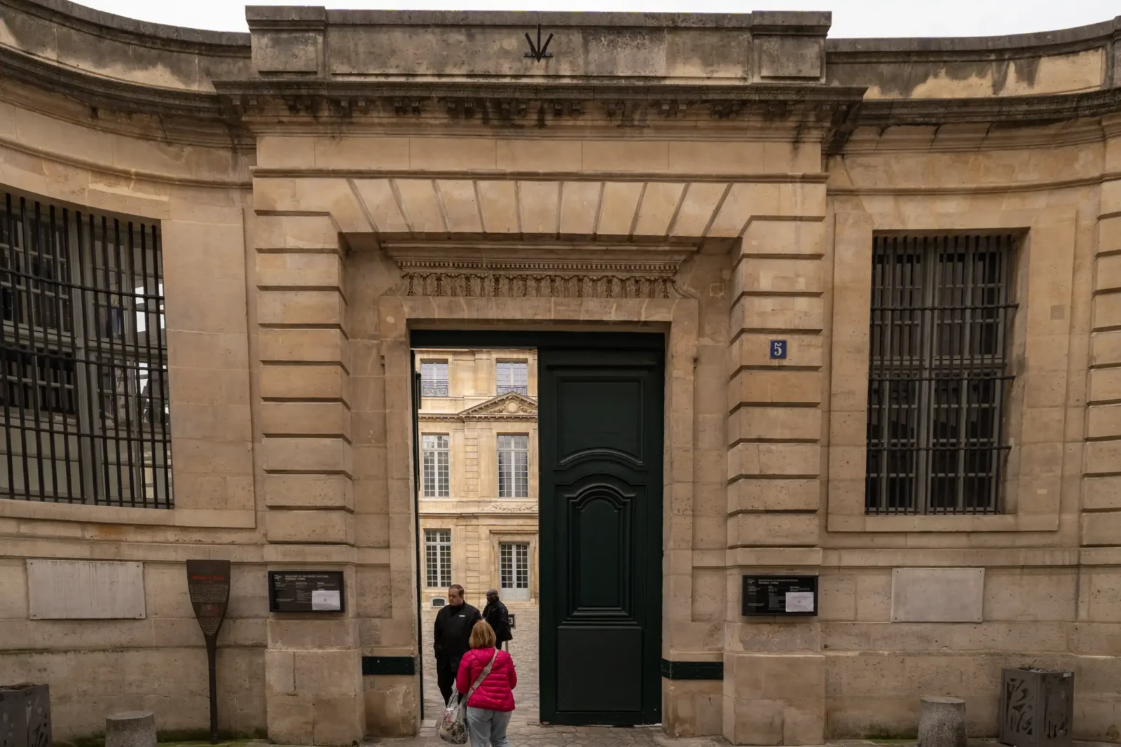 Une grande porte verte ouvre sur la cour intérieure du musée Picasso à Paris.