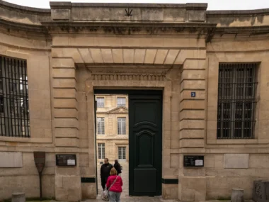 Une grande porte verte ouvre sur la cour intérieure du musée Picasso à Paris.