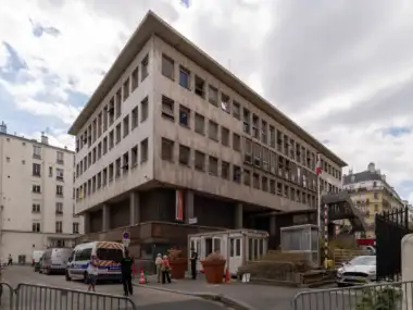 Vue extérieure du musée de la préfecture de police à Paris avec des véhicules stationnés.