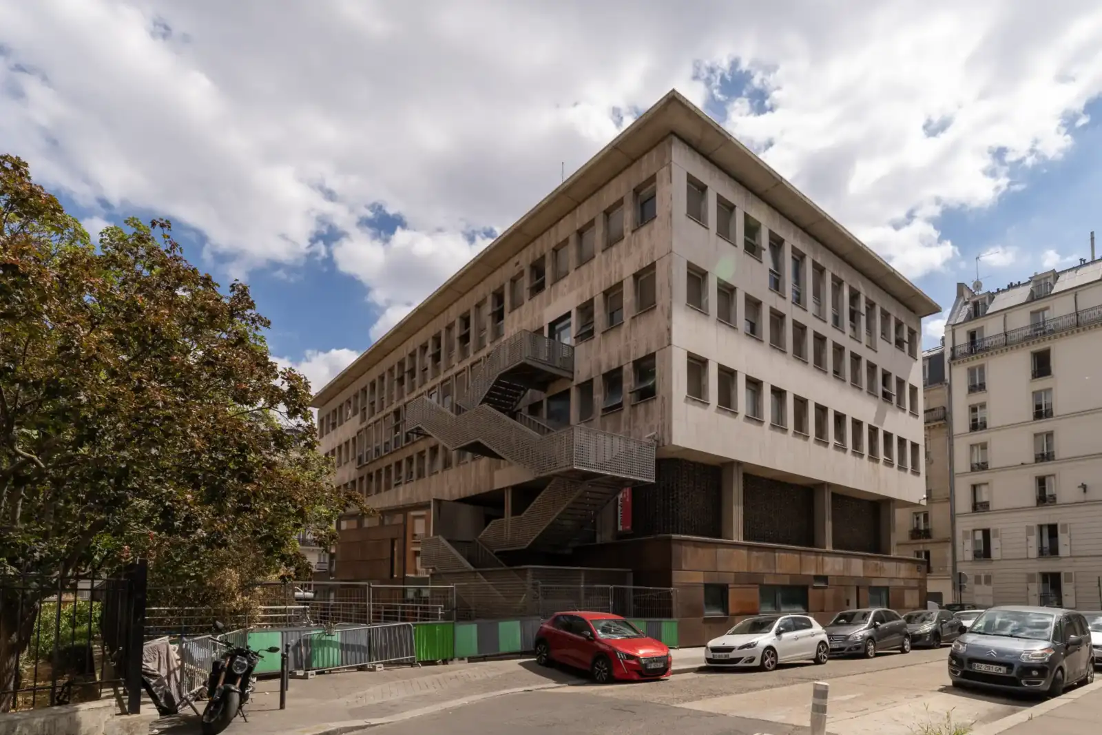 Vue en contre-plongée de la façade moderne du musée de la préfecture de police.
