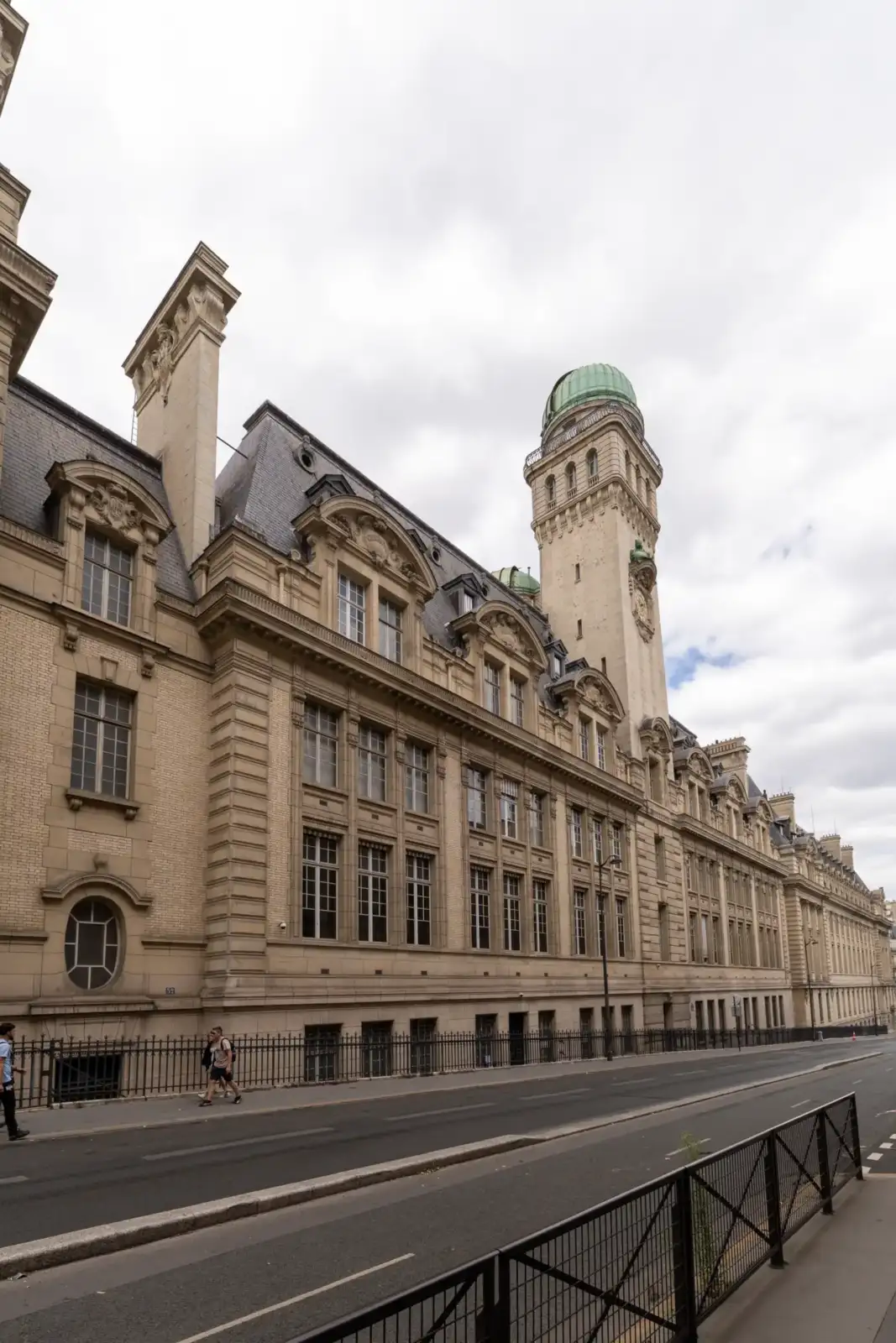 Vue en contreplongée de la longue façade haussmannienne de l'observatoire de Paris avec sa tour verte.