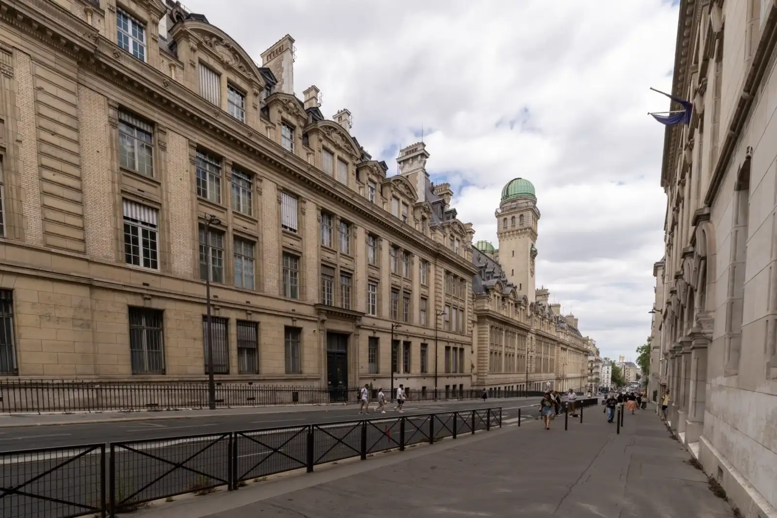 Vue depuis la rue des imposants bâtiments de la Sorbonne et son observatoire.
