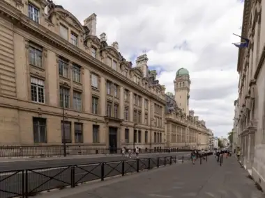 Vue depuis la rue des imposants bâtiments de la Sorbonne et son observatoire.