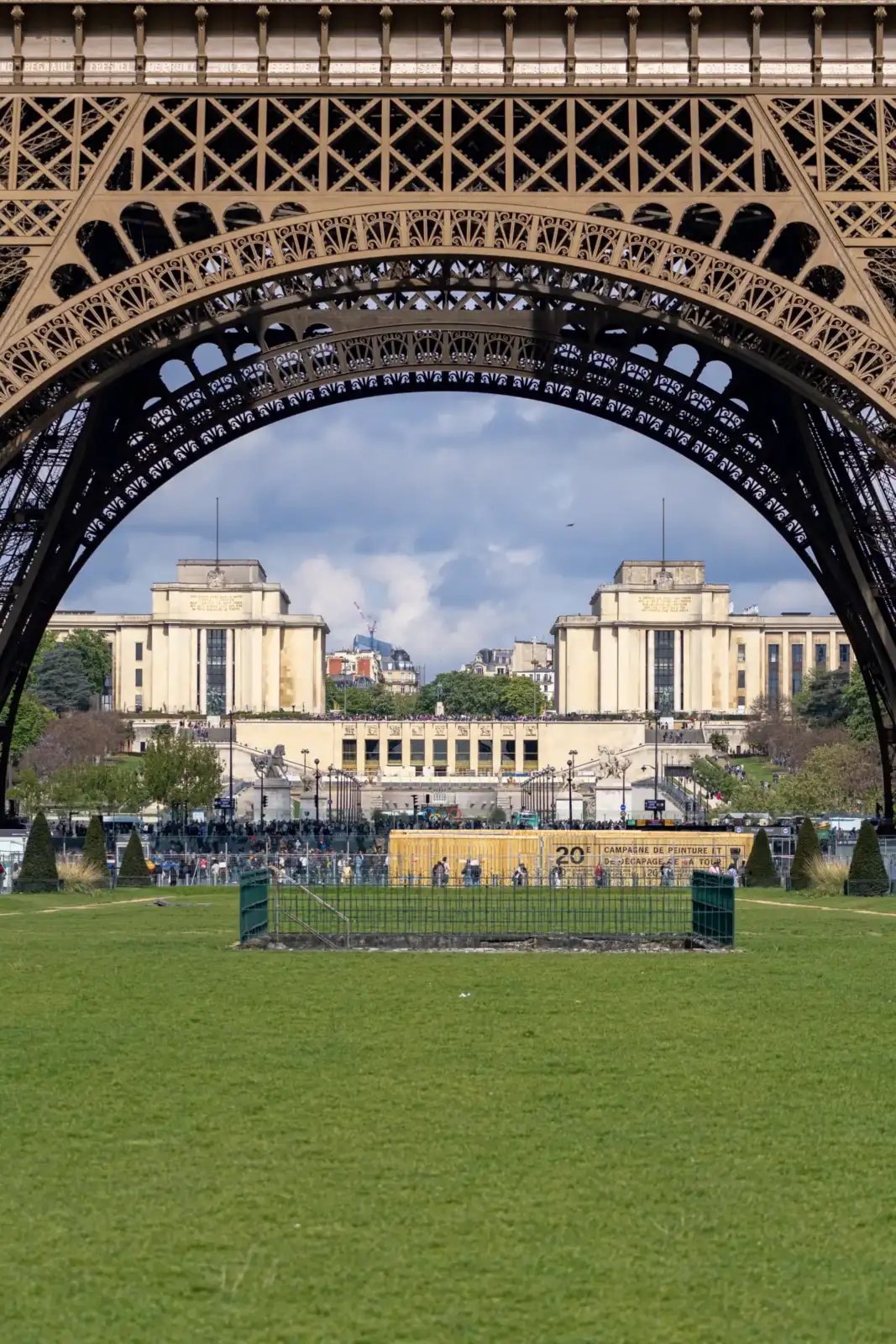 Vue encadrée du Trocadéro à Paris depuis la structure métallique de la Tour Eiffel.