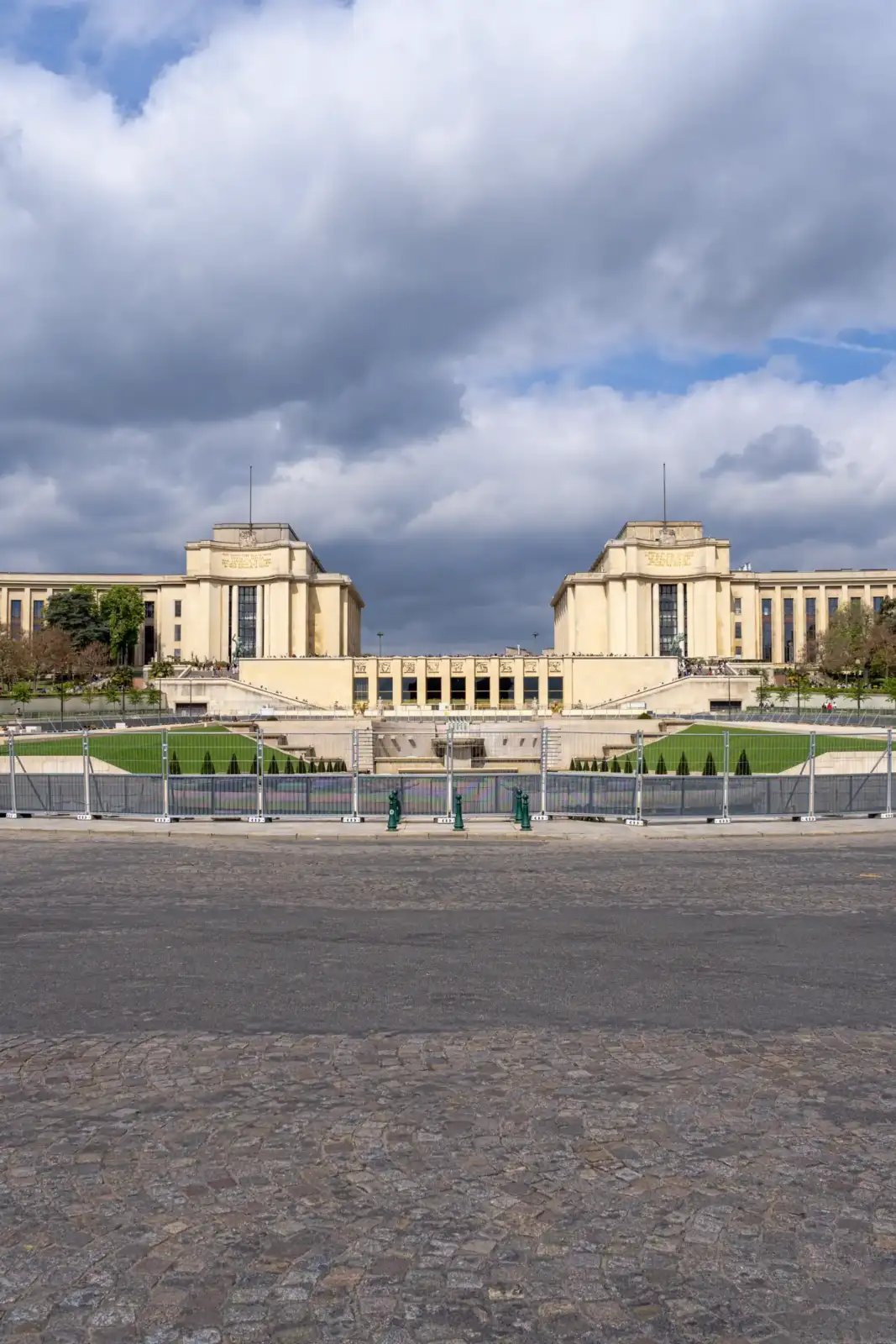 Le palais de Chaillot à Paris se dresse sous un ciel nuageux impressionnant.