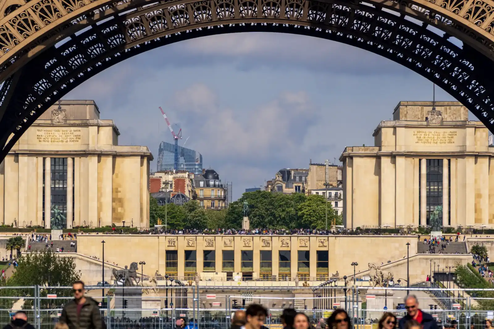 Vue encadrée du Palais de Chaillot à Paris depuis la structure de la Tour Eiffel.