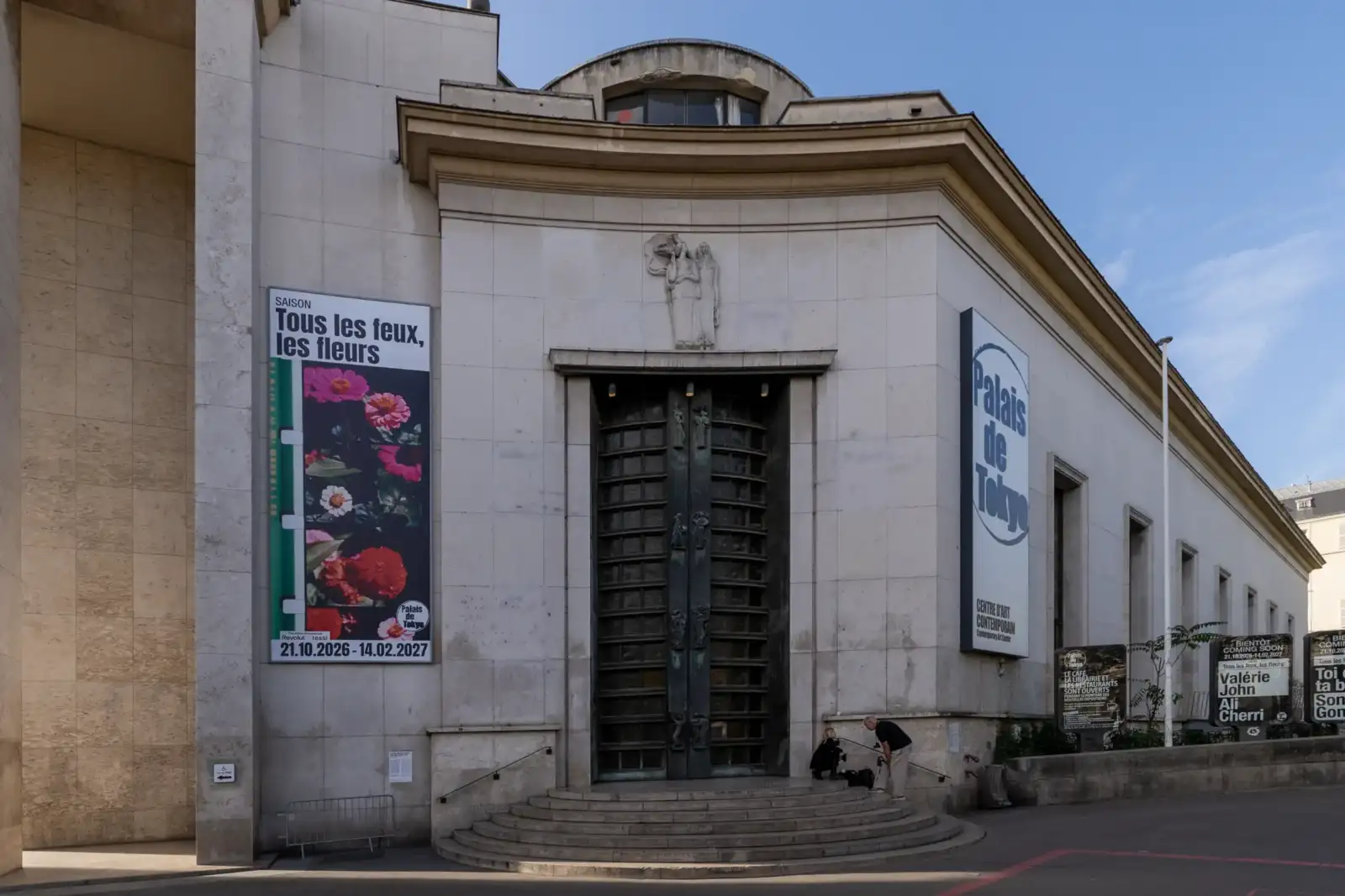 Vue de la grande porte métallique et des affiches du Palais de Tokyo à Paris.