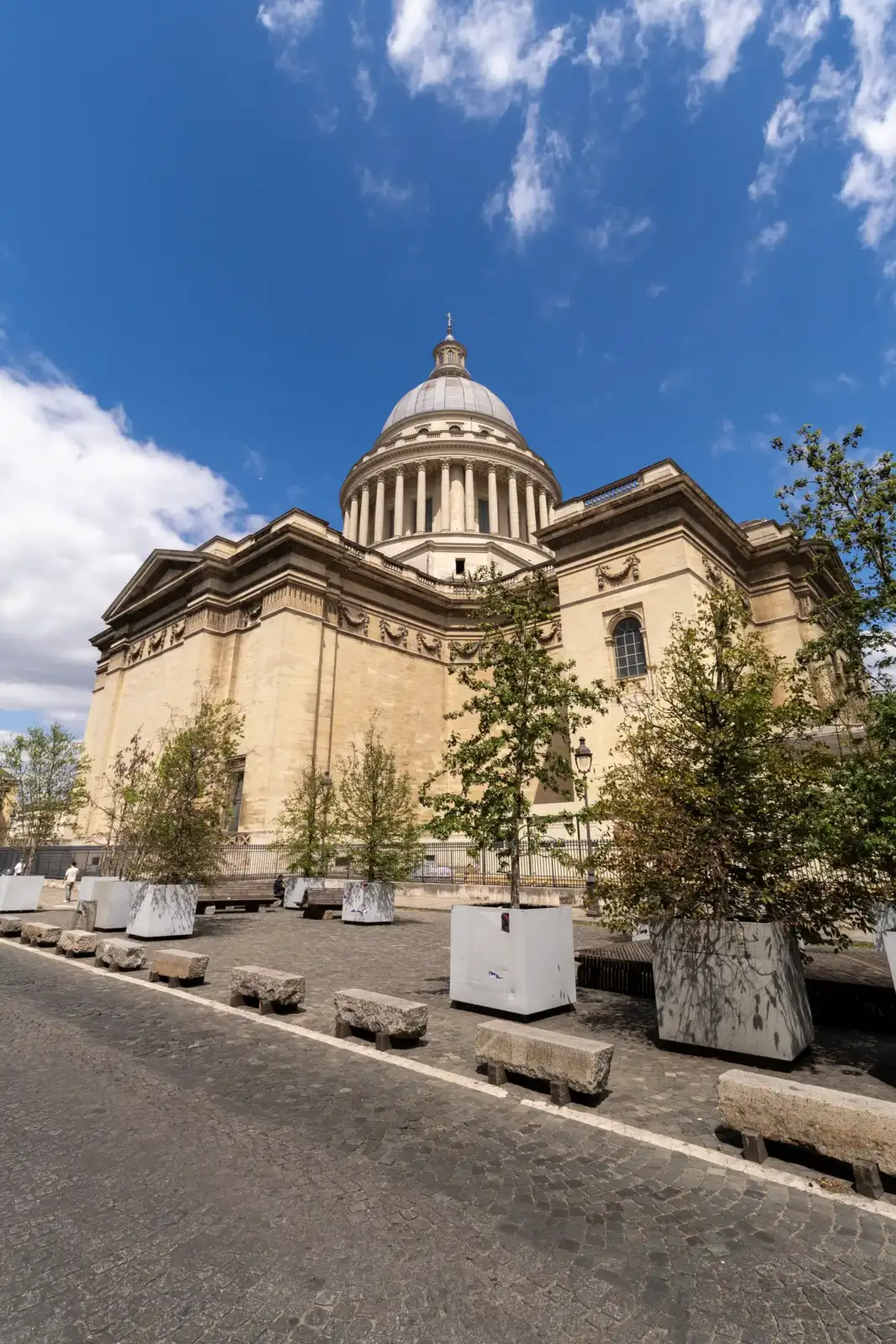 Vue extérieure du Panthion de Paris sous un ciel bleu nuageux et ensoleillé.