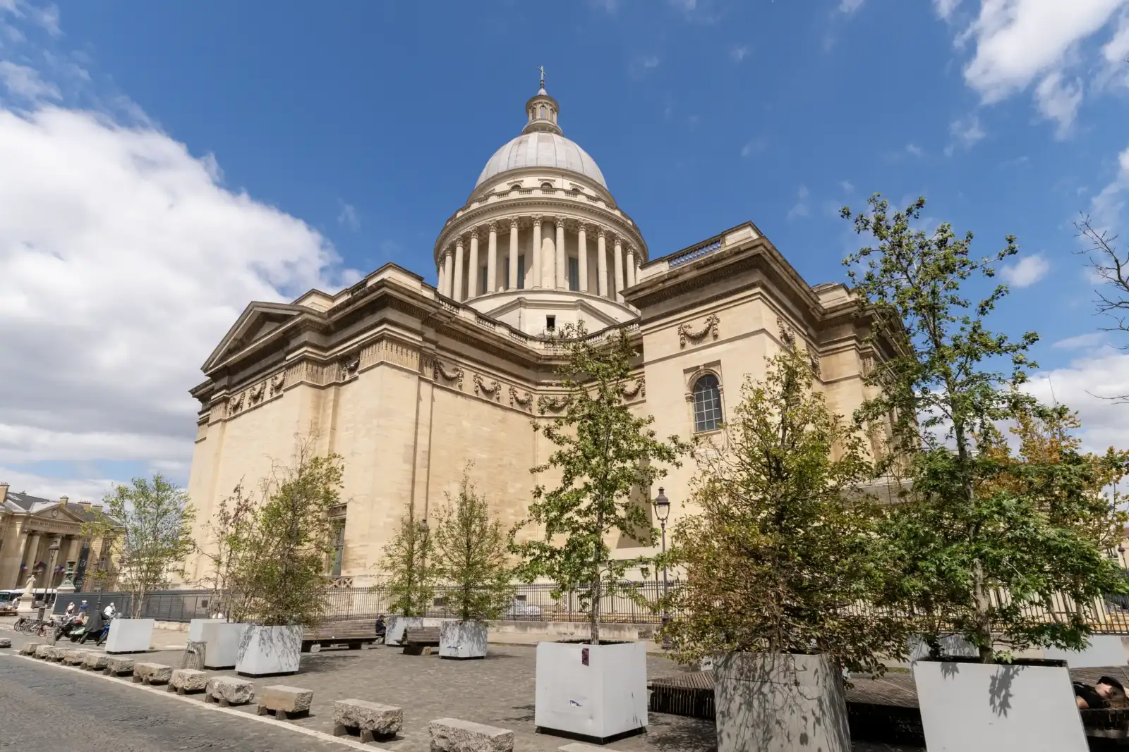 La splendide façade classique du Panthéon de Paris se dresse sous un beau ciel bleu.