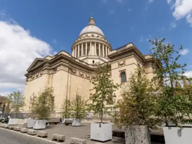 La splendide façade classique du Panthéon de Paris se dresse sous un beau ciel bleu.